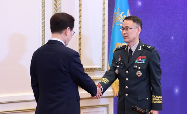 김문상 준장과 악수하는 이재명 대통령