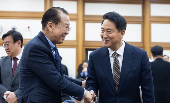 권영세 의원과 인사하는 오세훈 서울시장