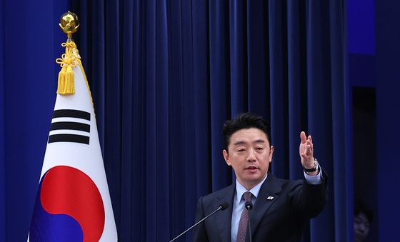 질문 받은 강훈식비서실장