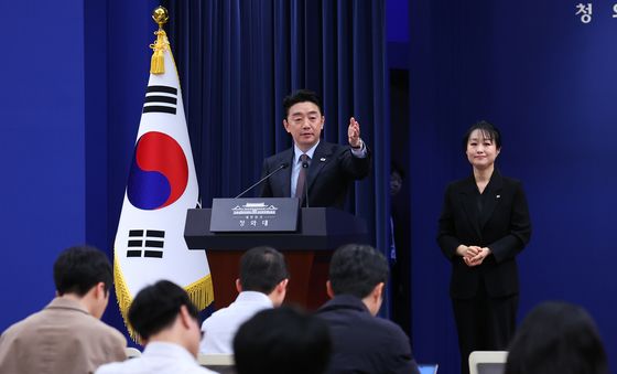 질문 받은 강훈식비서실장