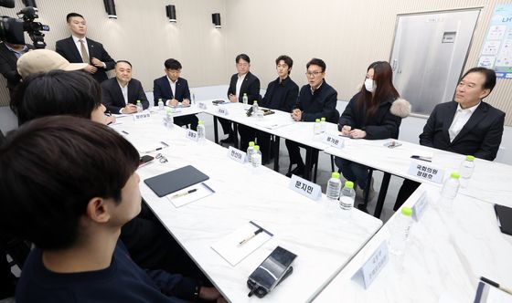 김민석 총리, 청년 행복주택서 주거 애로 듣다