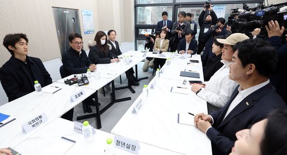 김민석 총리, 행복주택 청년들과 주거 간담회