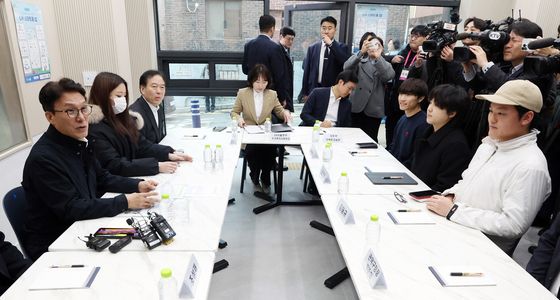 김민석 총리, 청년 공공임대주택 거주 청년들과 소통