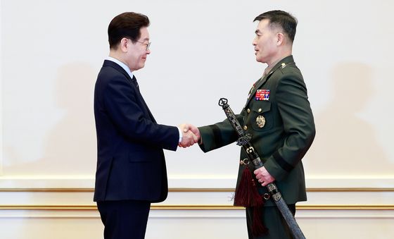 이재명 대통령, 박정훈 준장에게 삼정검 수여