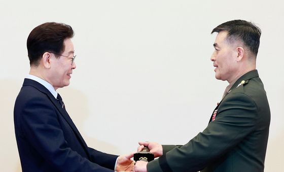 박정훈 준장에게 삼정검 수여하는 이재명 대통령