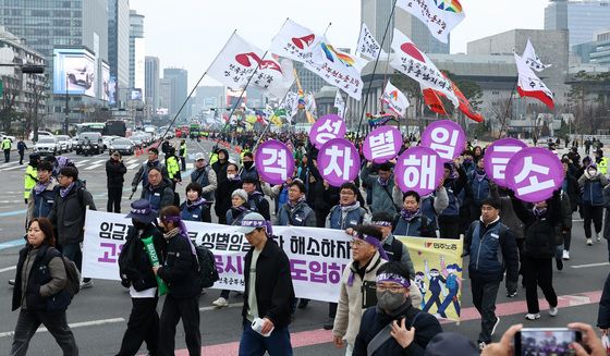 동십자각으로 행진하는 민주노총 조합원들