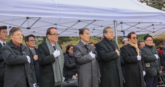 국민의례하는 권오을 보훈부 장관