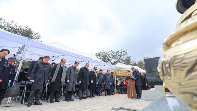 손명순 여사 서거 2주기 추모식, 묵념하는 권오을 장관
