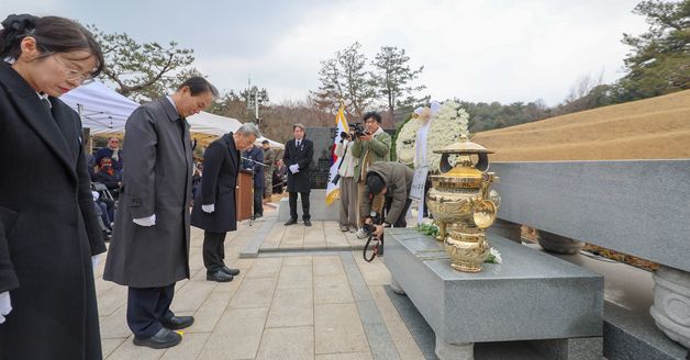 묵념하는 권오을 보훈부 장관