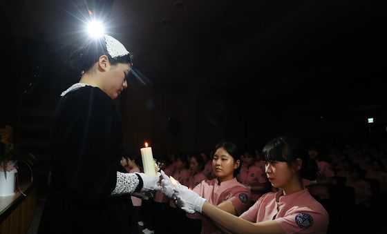 나이팅게일 본받아 헌신하겠습니다