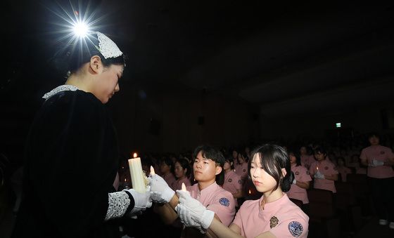 나이팅게일 본받아 헌신하겠습니다