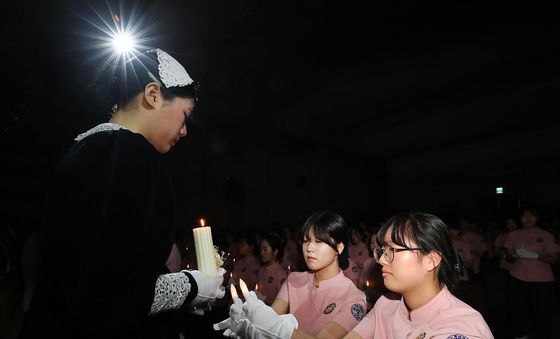 헌신 다짐하며 촛불 밝히는 간호대생