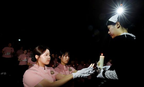 헌신 다짐하며 촛불 밝히는 간호대생