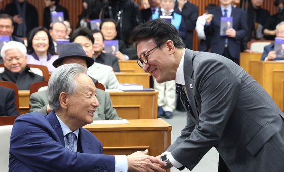 권노갑 이사장과 인사하는 김민석 총리