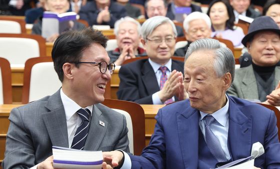 권노갑 이사장과 대화하는 김민석 총리