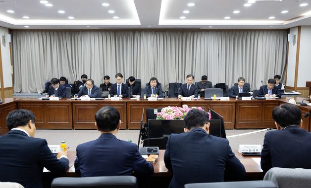 태양광 협회·단체와 간담회하는 김성환 장관