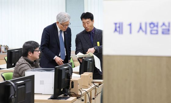 국가공무원 공채 및 외교관 후보자 선발 시험장 점검하는 최동석 인사혁신처장