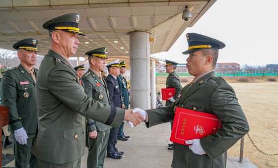 해병대 부사관 후보생 임관사령장 수여