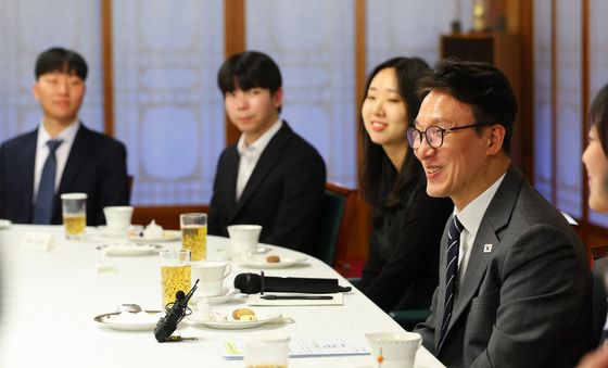 총리실 직원들과 대화 나누는 김민석 총리