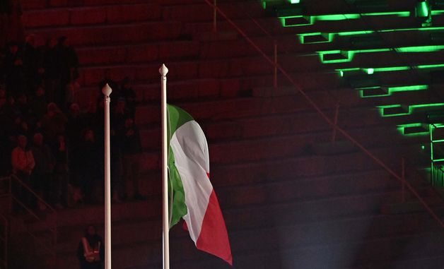 개회식에서 게양되는 이탈리아 국기