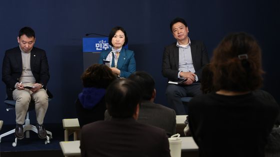 민주당 의원들, 중앙당사서 당원 의견 청취