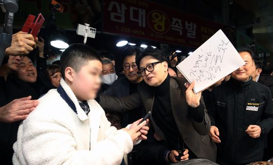 사인하는 한동훈