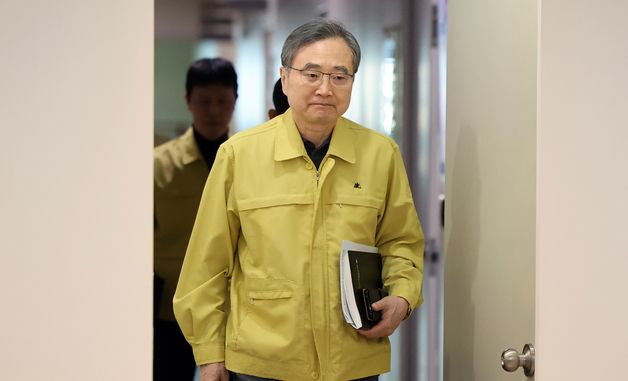 재외국민보호대책본부 회의 참석하는 조현 장관