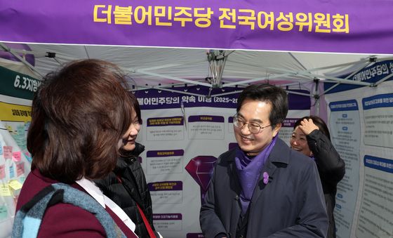 전국여성위원들과 인사하는 김동연 지사