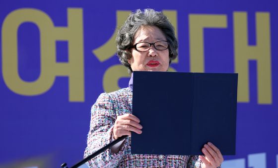 한국여성대회 축사하는 최말자씨