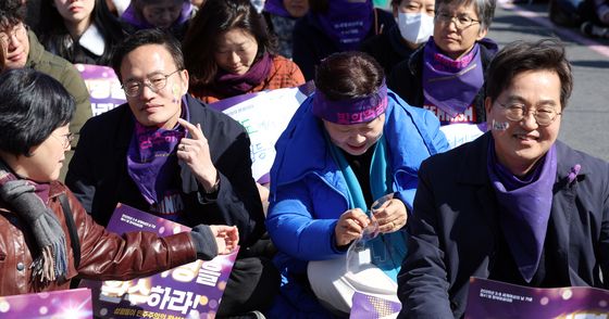 얼굴에 여성의날 스티커 붙이는 박주민