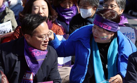 박주민 얼굴에 스티커 붙이는 서영교