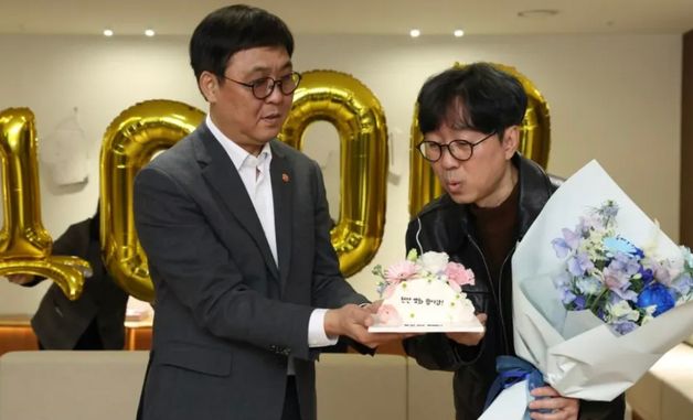 최휘영 문체부 장관, '천만 감독' 장항준 감독 축하