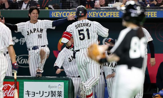 스즈키, 연타석 백투백 역전 솔로포