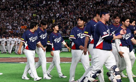 '아쉬움 삼키며'