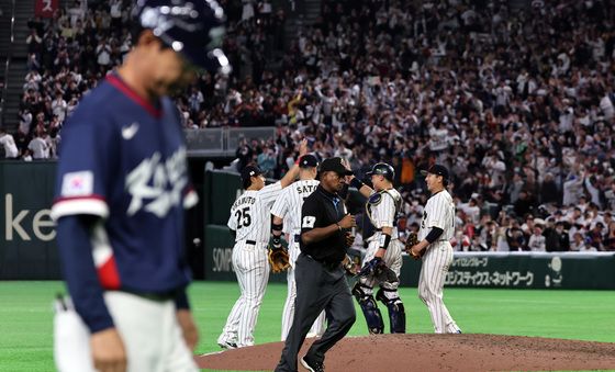 승리 기쁨 나누는 日