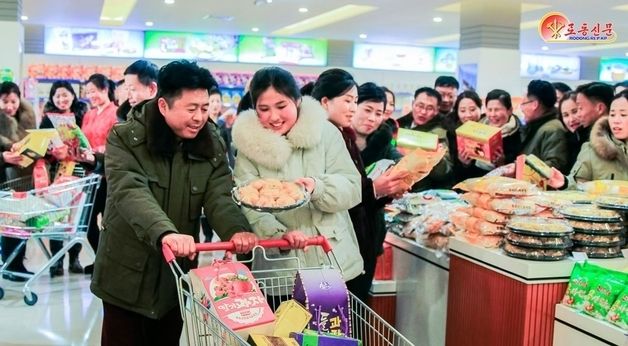 정평군 종합봉사소 마트를 찾은 북한 주민들의 모습