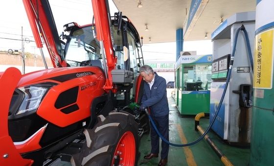 농기계용 면세유 주유하는 강호동 농협중앙회장
