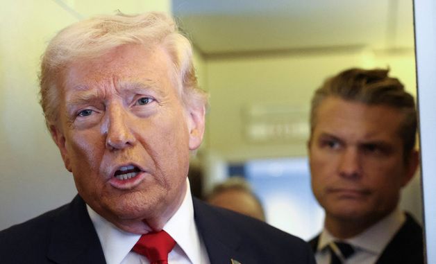 [포토]에어포스원에서 언론과의 질답 진행하는 트럼프 美대통령