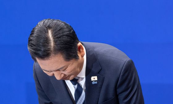 고개 숙여 인사하는 정청래 더불어민주당 대표