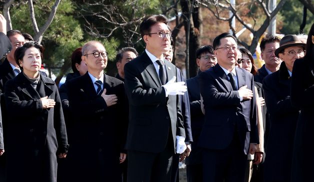 3·8 민주운동 기념탑 참배하는 김민석 국무총리