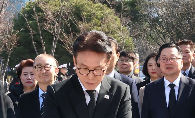 3·8 민주운동 기념탑 참배하는 김민석 국무총리