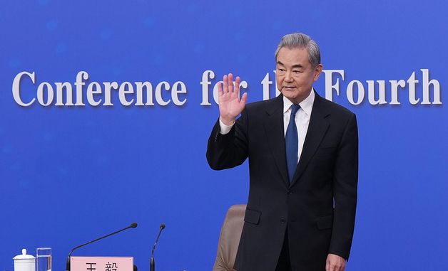 [포토] 손 흔드는 왕이 中 외교부장