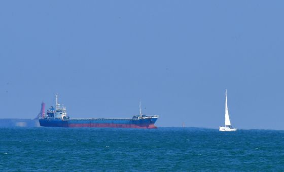 요트와 화물선의 만남