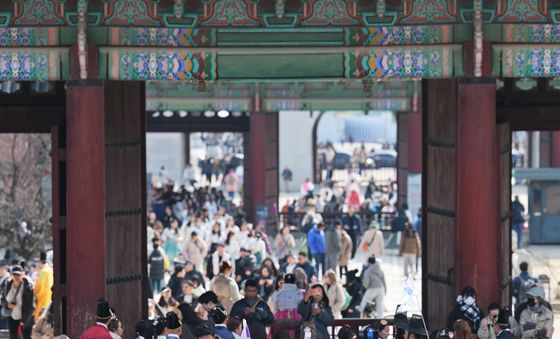 나들이 인파로 붐비는 경복궁