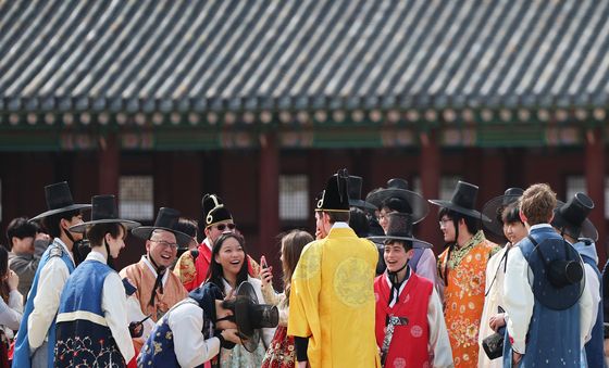 경복궁 나들이 즐거운 관광객들
