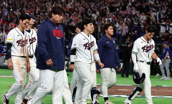 '아쉬움 삼키며'