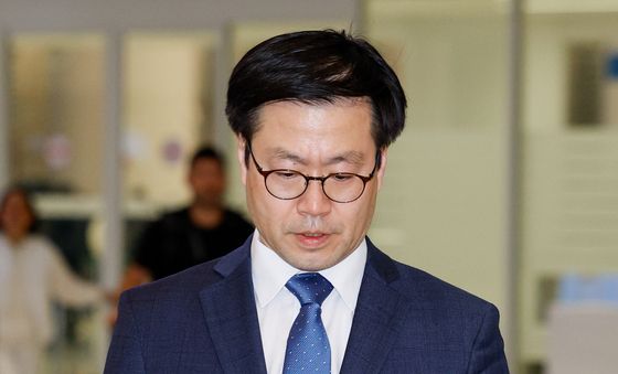 귀국하는 여한구 본부장
