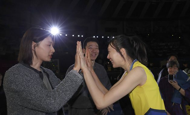 김연경과 하이파이브 하는 양효진