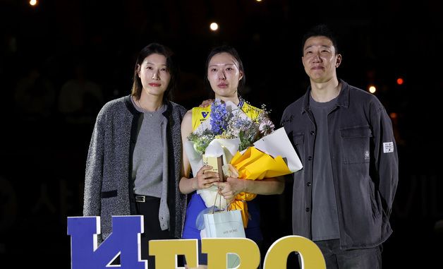 양효진, 김연경·신영석과 기념촬영