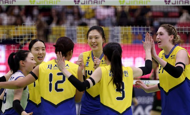 은퇴 경기서 기뻐하는 양효진